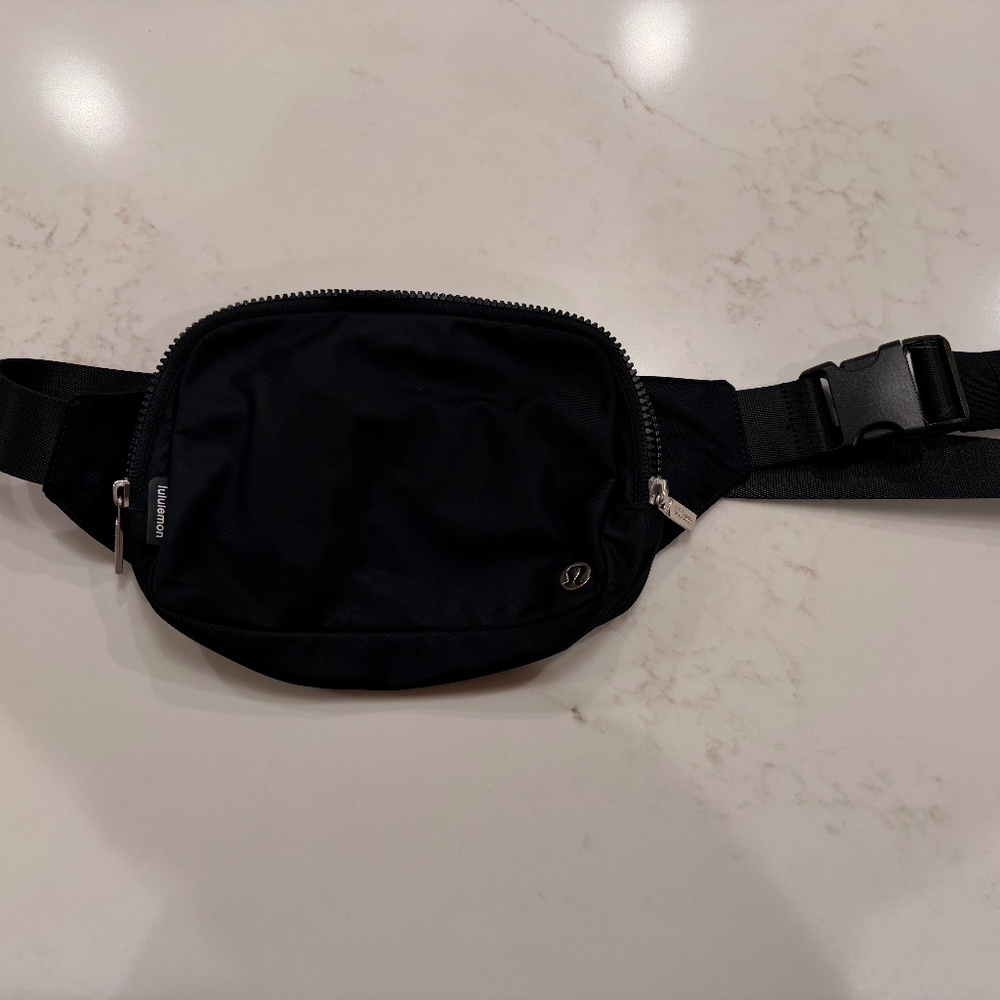 Lululemon Everywhere Belt Bag 1L Black Adjustable Crossbody Fanny Pack - Picture 1 of 5
